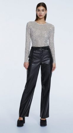 Los pantalones de Stradivarius que pegan tanto con botas como con zapatillas por 25,99 euros 26 Merca2.es Pantalón 5 bolsillos efecto piel coco