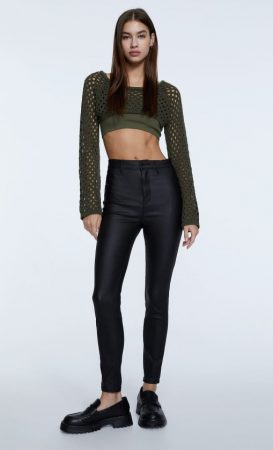 Los pantalones de Stradivarius que pegan tanto con botas como con zapatillas por 25,99 euros 27 Merca2.es Pantalón coating súper high waist