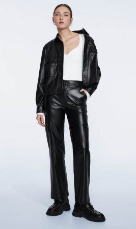 Los pantalones de Stradivarius que pegan tanto con botas como con zapatillas por 25,99 euros 28 Merca2.es Pantalón cargo efecto piel de Stradivarius