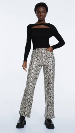 Los pantalones de Stradivarius que pegan tanto con botas como con zapatillas por 25,99 euros 30 Merca2.es Pantalón 5 bolsillos efecto piel serpiente
