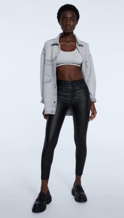 Los pantalones de Stradivarius que pegan tanto con botas como con zapatillas por 25,99 euros 32 Merca2.es Pantalón coating low waist