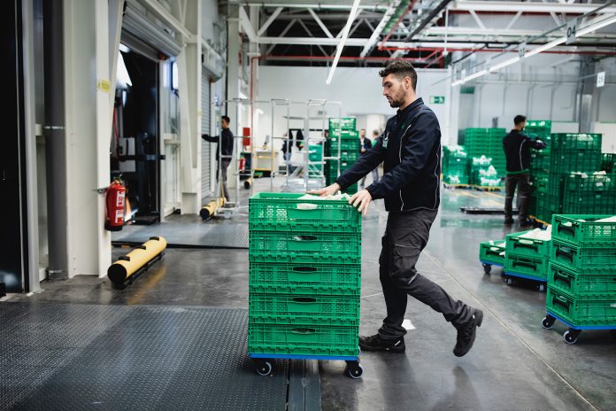 Trabajador de Mercadona Online preparando un pedido.