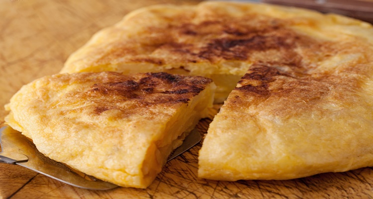 Batir huevos tortilla patatas dani garcia