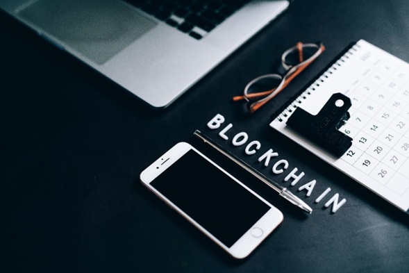 Historia de ETH: El ascenso de la cadena de bloques de Ethereum 1 Merca2.es Fuente de imagen: https://www.pexels.com/es-es/foto/telefono-inteligente-boligrafo-calendario-cartas-7887800/