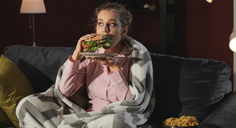 Riesgos para tu salud de comer por la noche