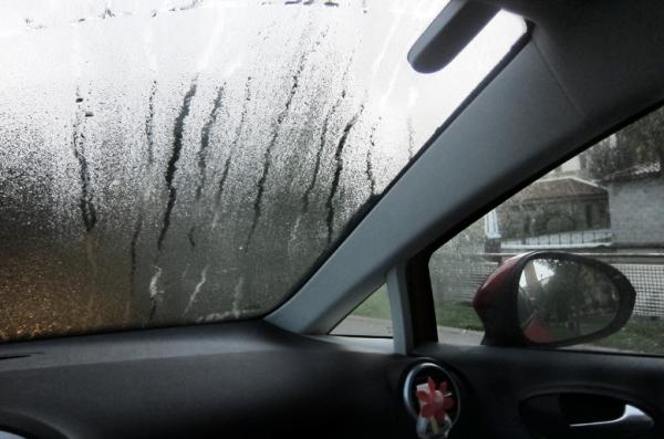 El truco infalible para evitar que se empañen los cristales del coche