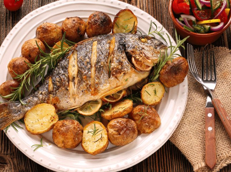 Dorada al horno con patatas para una cena ligera y deliciosa