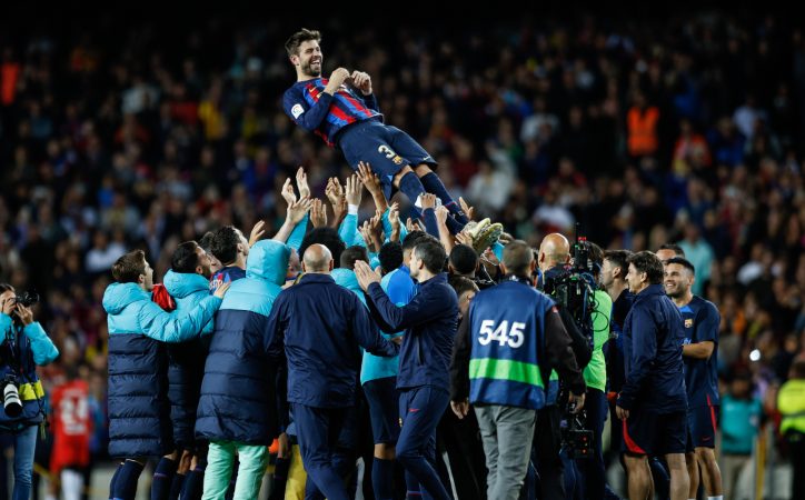 Gerard Piqué sale del Camp Nou