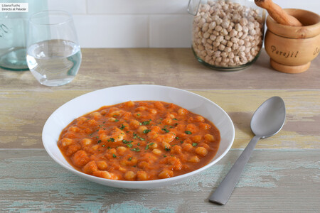 Garbanzos con langostinos y setas: el guiso rápido que siempre sienta bien