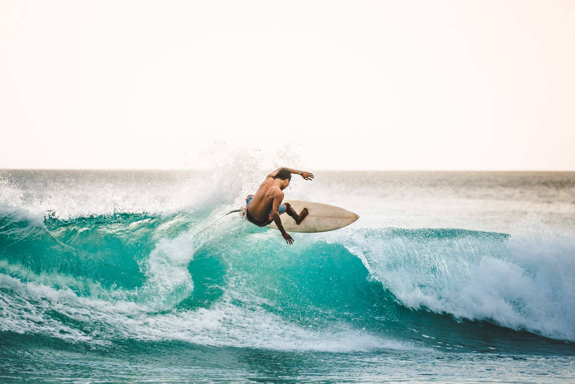 Los campamentos de Watsay Surf School para practicar surf en la playa de Berria