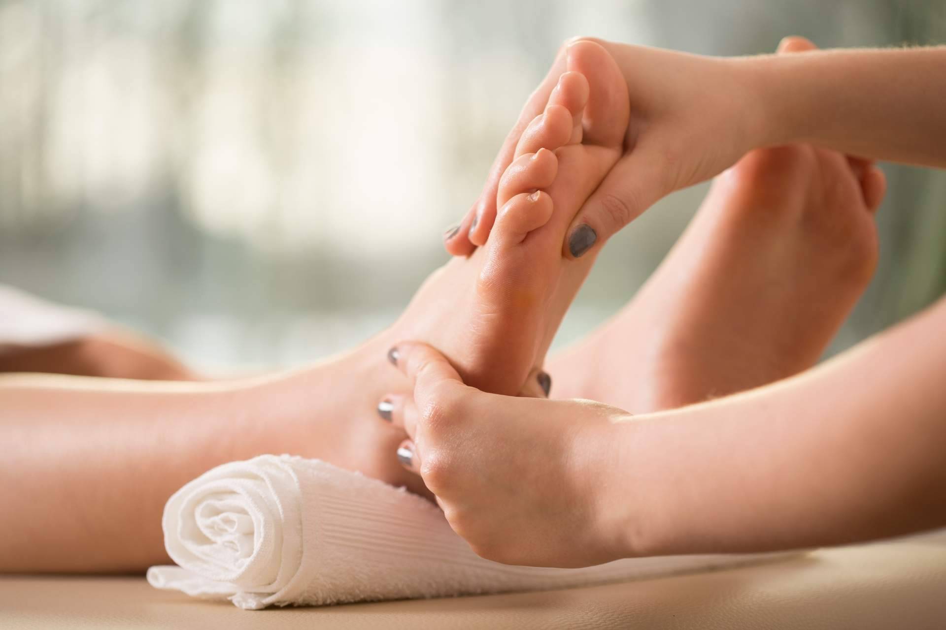 Reflexología para el cuidado del cuerpo a través del pie de la mano de Novi Terapias