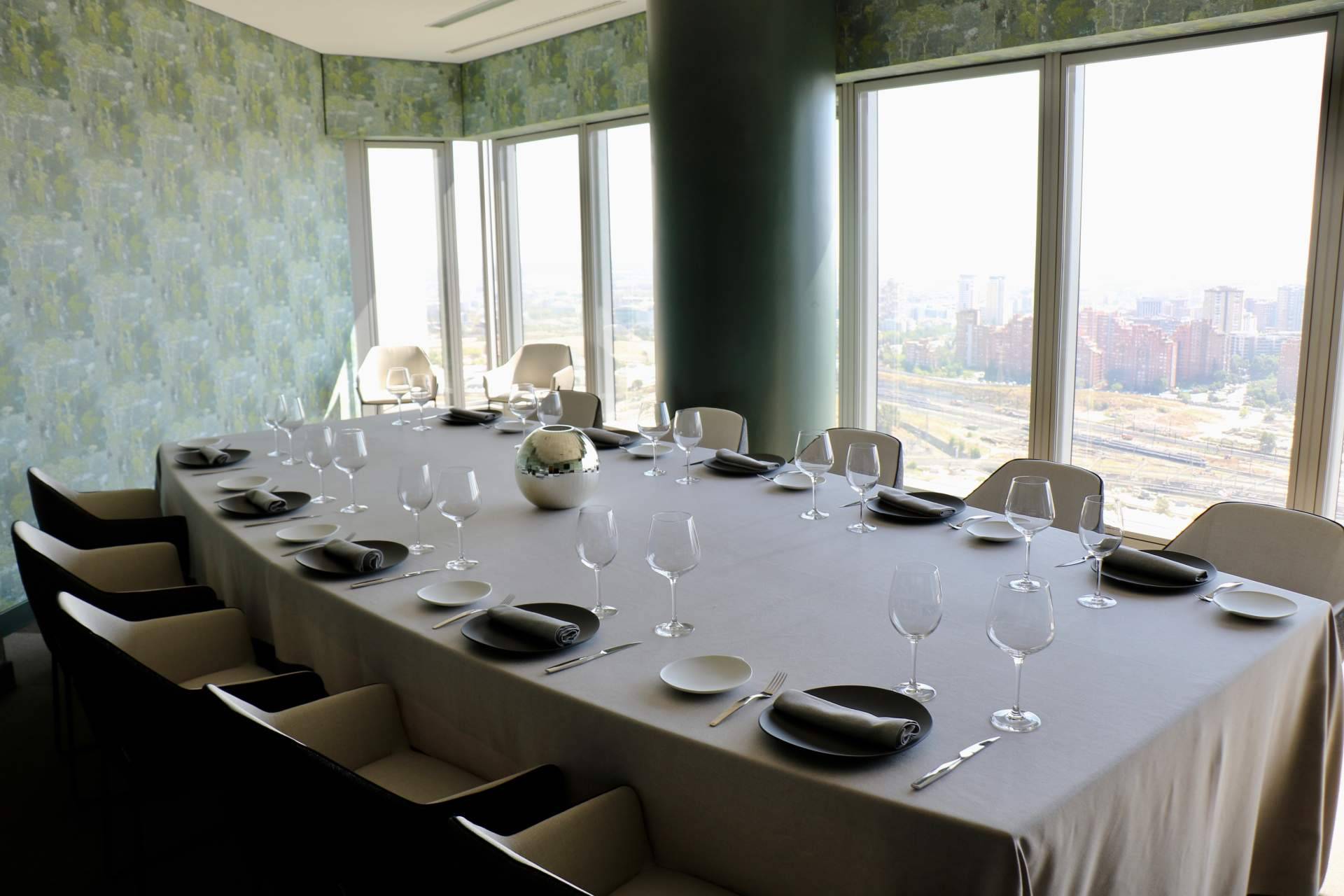 ÉLKAR es un restaurante situado a mucha altura de España que cumple un año
