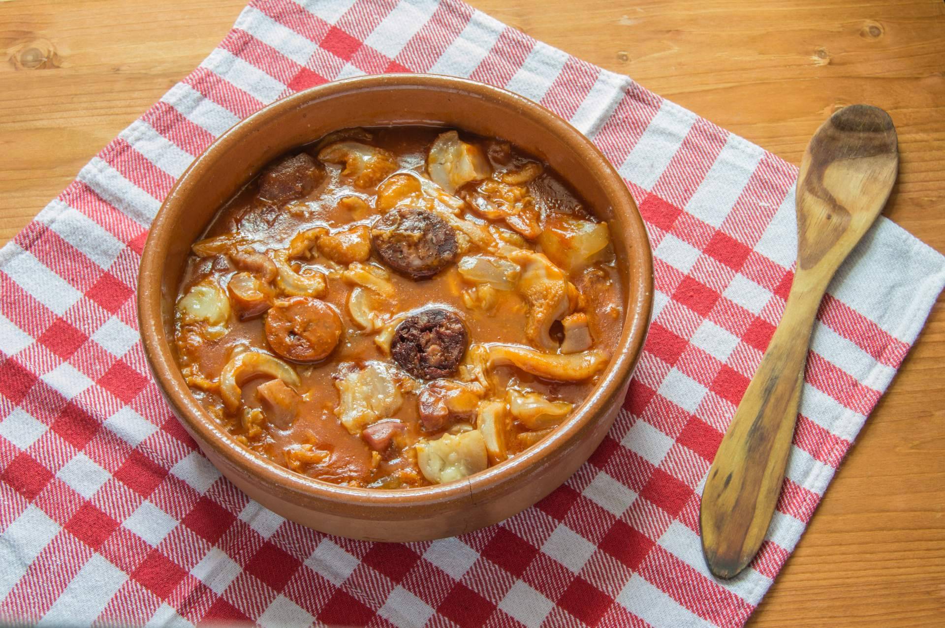 Uno de los restaurantes más destacados de Madrid para degustar los callos a la madrileña es Casa Ricardo