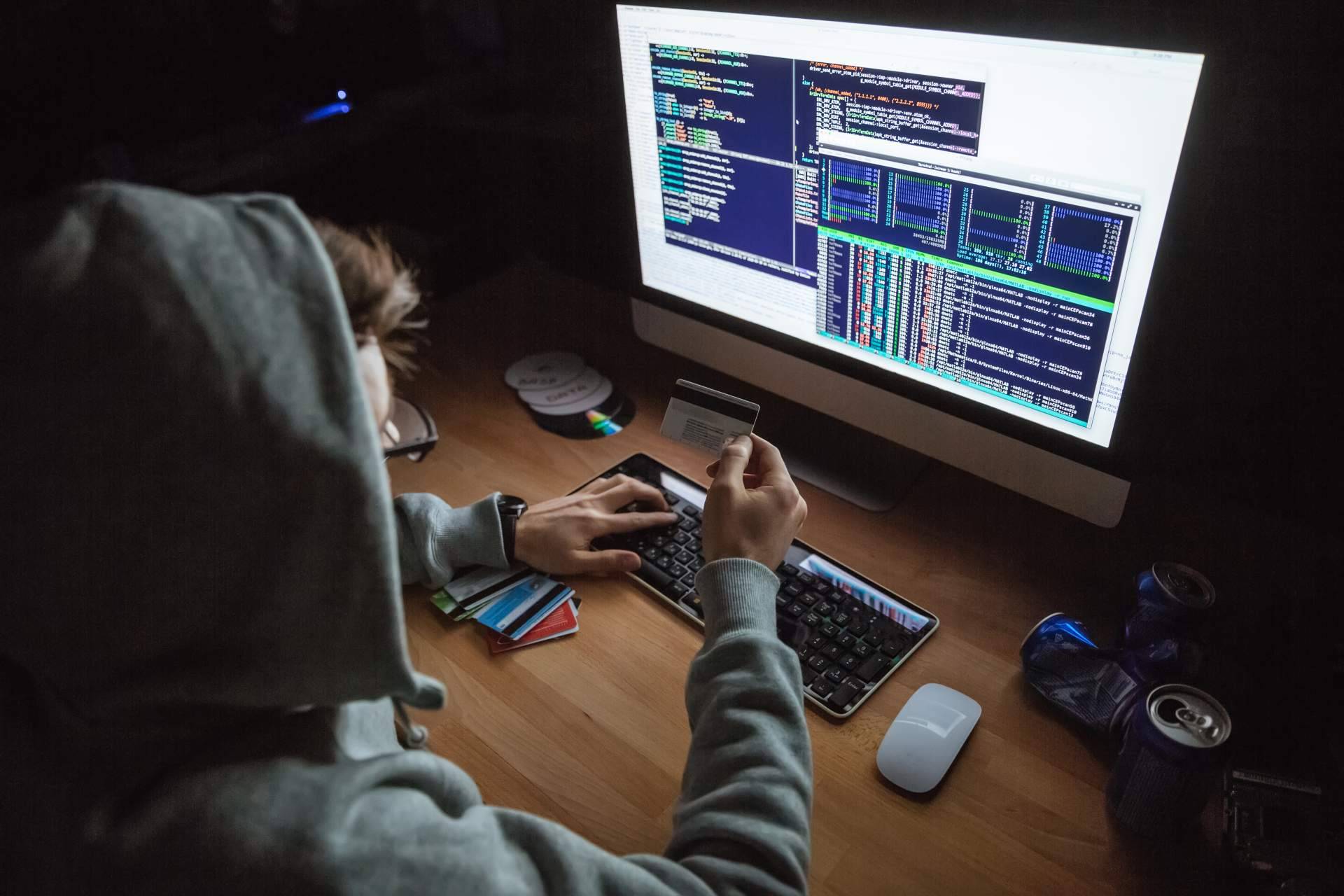 Las razones por las que la Interpol está formando a sus agentes para vigilar el metaverso