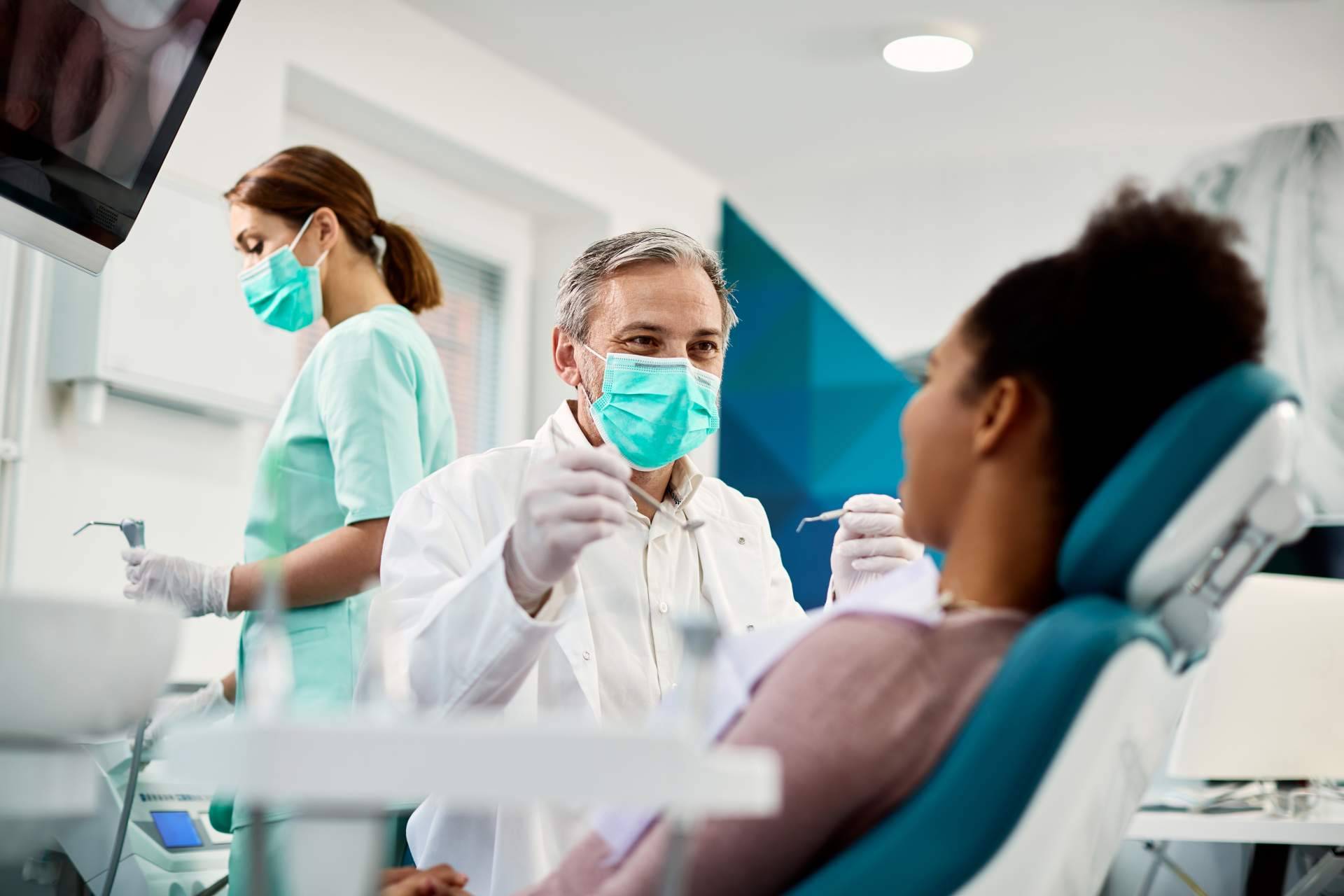 Clínica Dra. Elena Serrano dispone de expertos en implantología dental