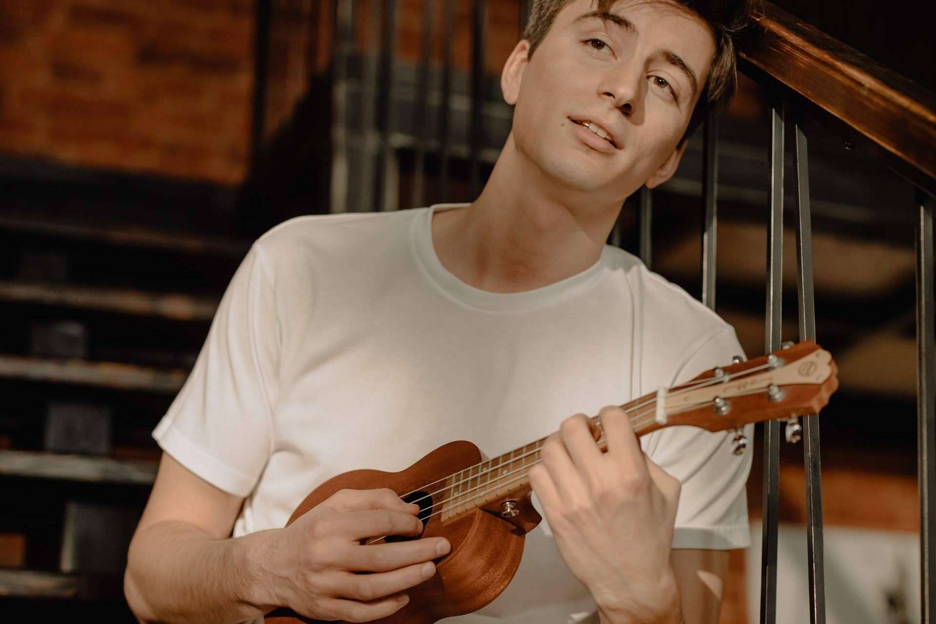 Aprender a tocar el ukelele con las clases online de la Escuela de Música Erizo