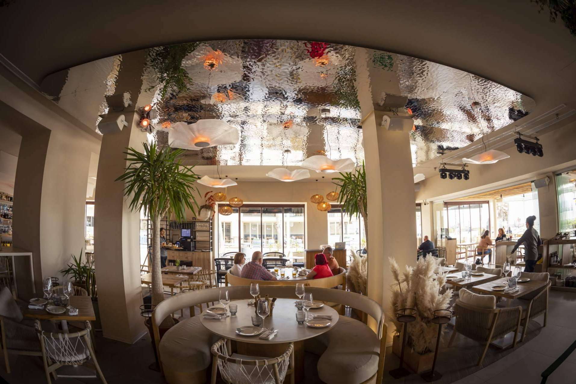 El restaurante mediterráneo Sabbia by Gabbeach cuenta con un hotel de diseño único cerca de la playa de Las Arenas
