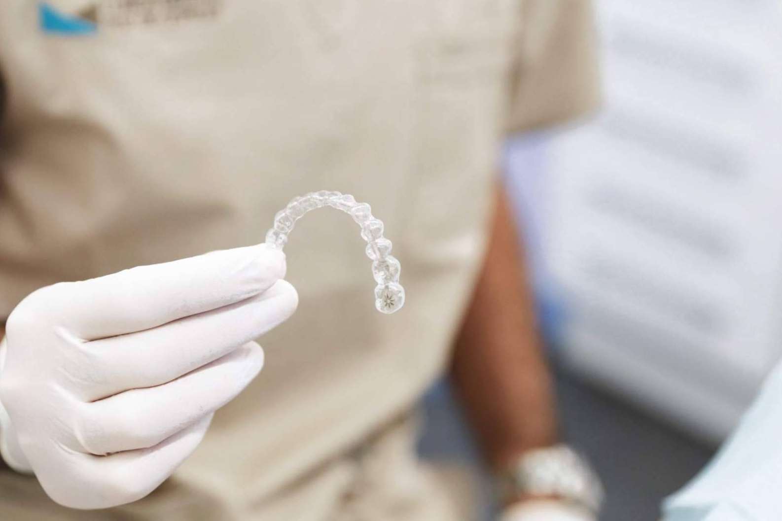 Clínica Dental Ruiz de Gopegui dispone de un precio especial para aquellos pacientes que quieran la ortodoncia invisible Invisalign