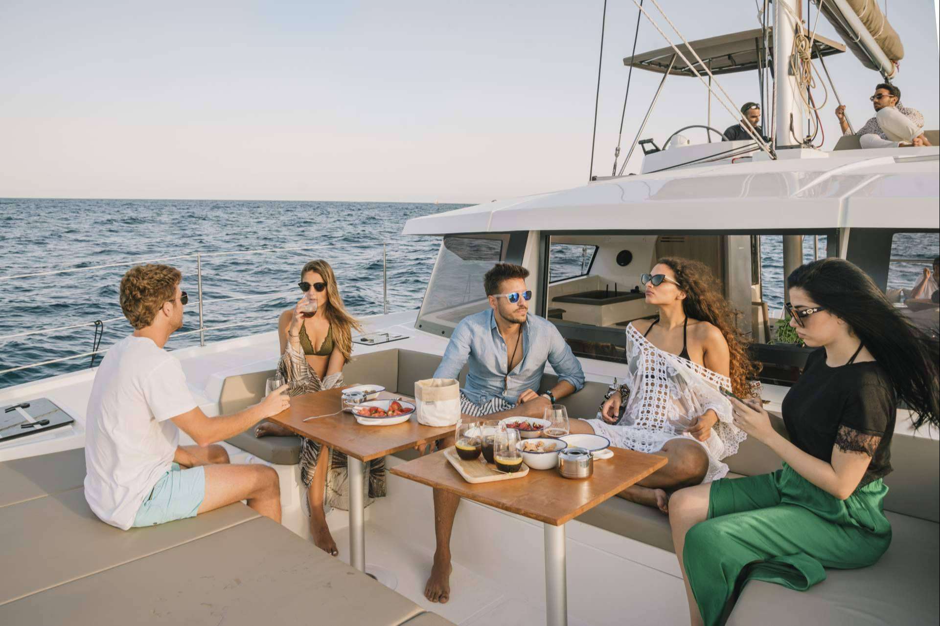 Disfrutar de un catamarán privado en Barcelona gracias a Sondevela