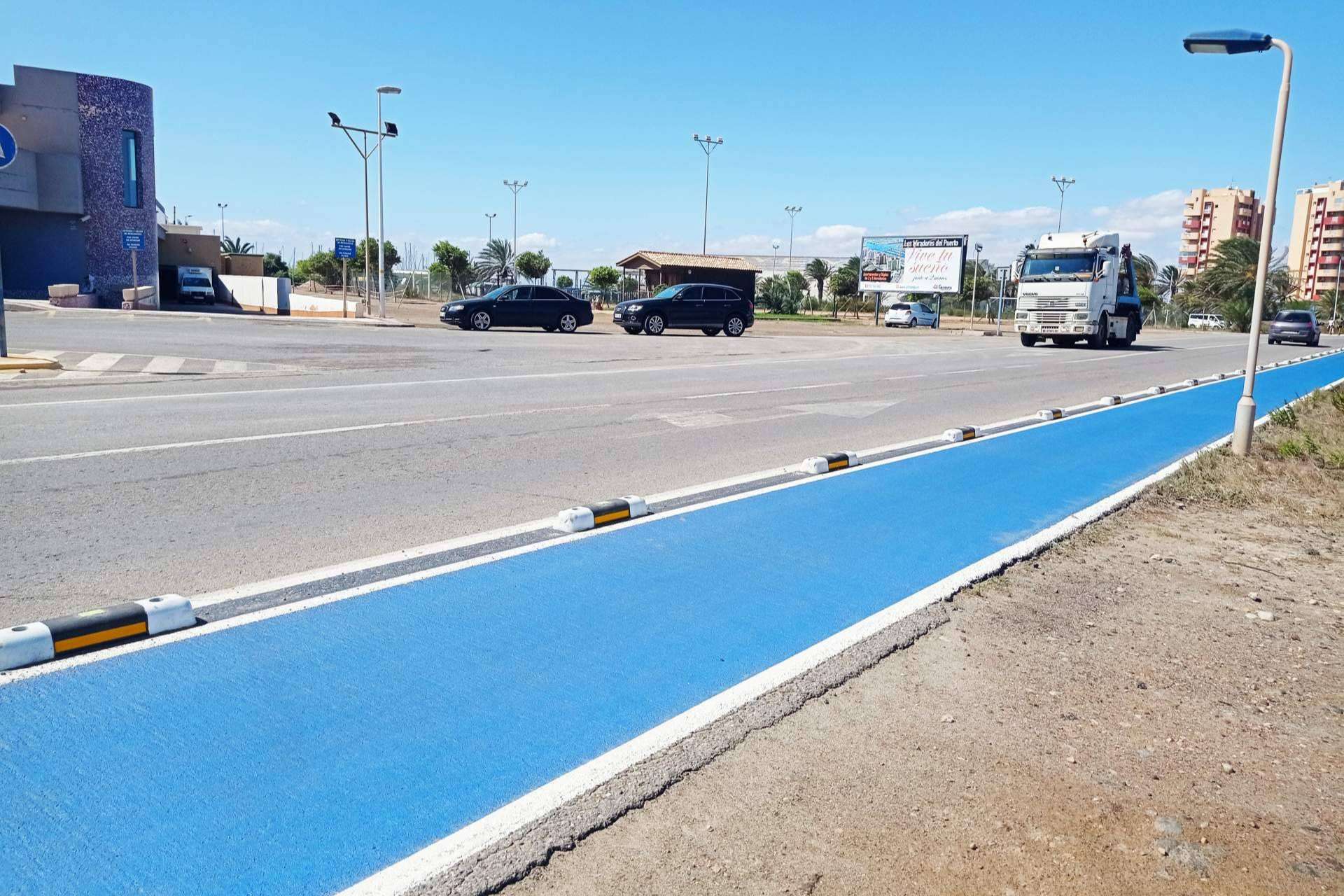 Suministro de carril bici fotoluminiscente para obra en Cartagena por la empresa Abadecom