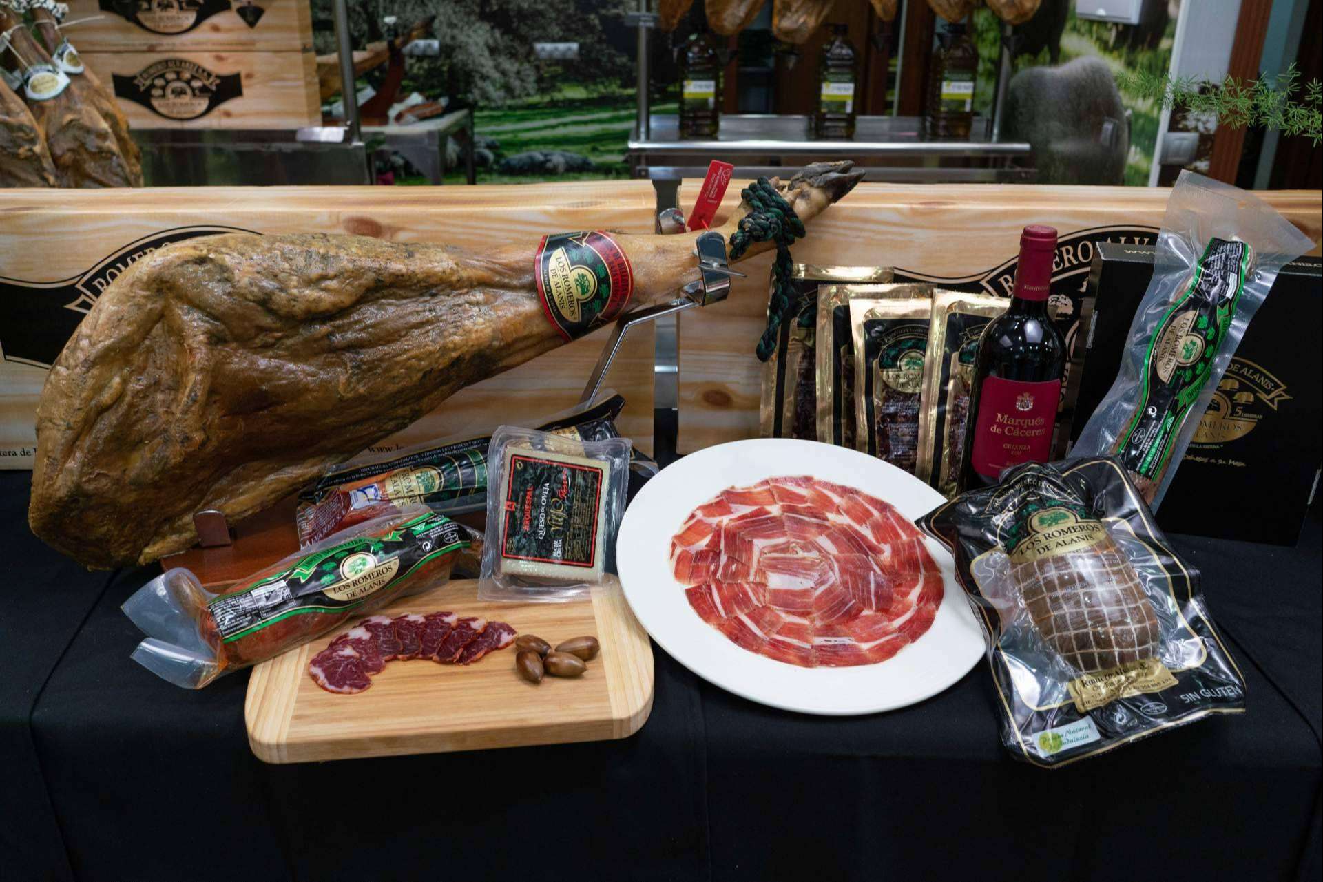 Diversas opciones en cestas y regalos de Navidad, por Los Romeros de Alanís