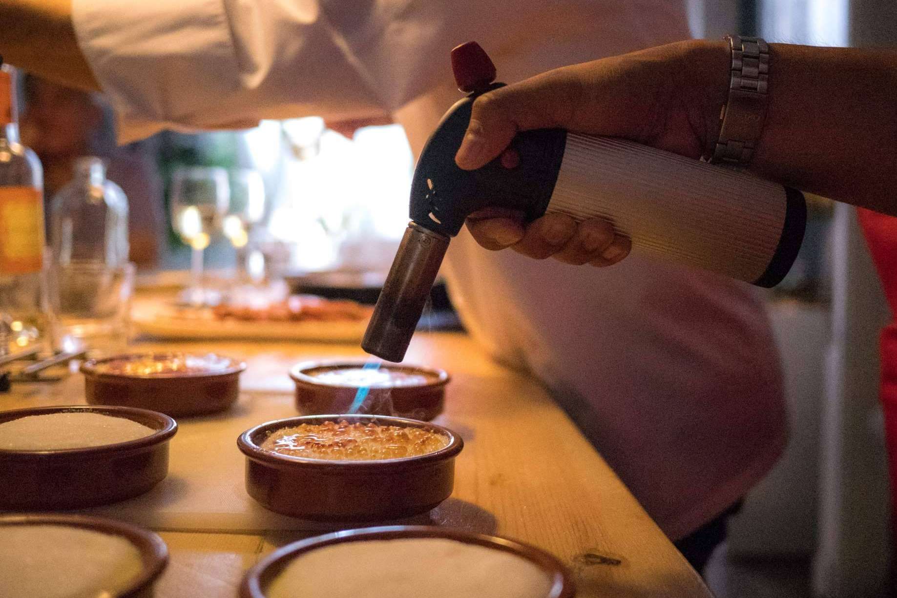 Teambuildings de talleres de cocina para empresas, organizados por Just Royal BCN