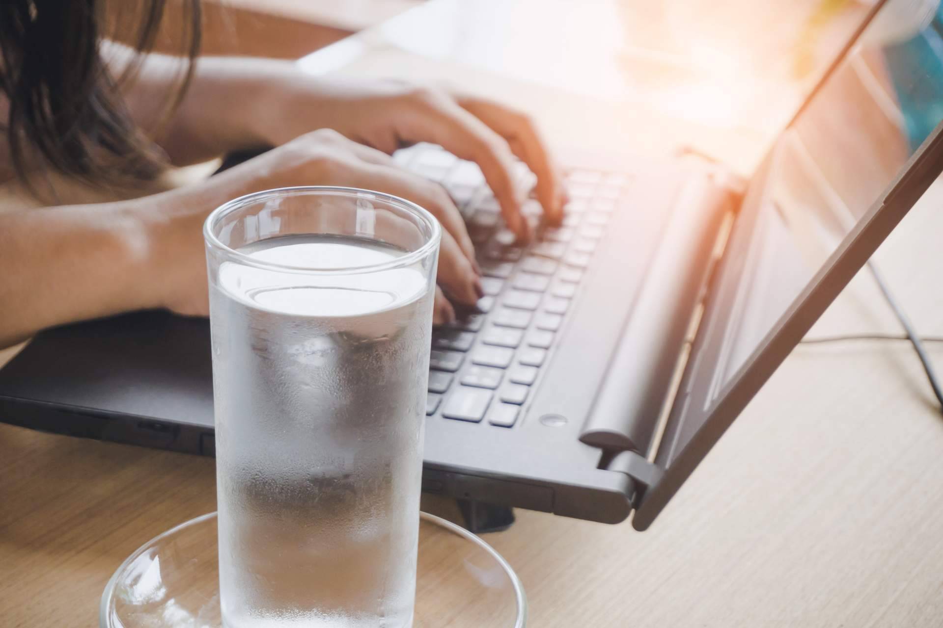Servicio a oficinas y domicilios a través de máquinas de ósmosis y dispensadores de agua con Acquajet