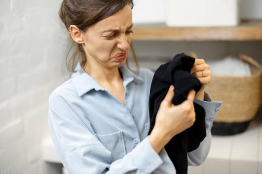El truco para que tu ropa no huela a humedad, aunque la tiendas dentro