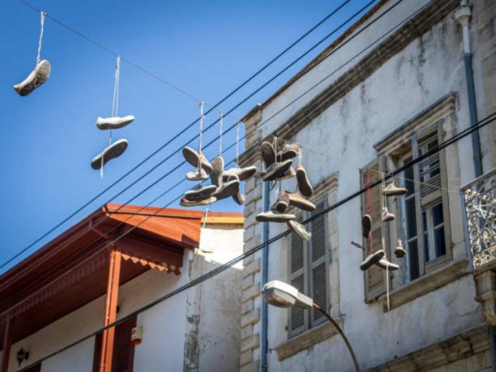 Zapatillas colgadas en cables de luz: esto es lo que significan realmente