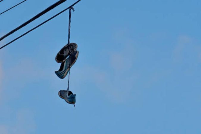 'Shoefiti': zapatillas colgadas de los cables de luz
