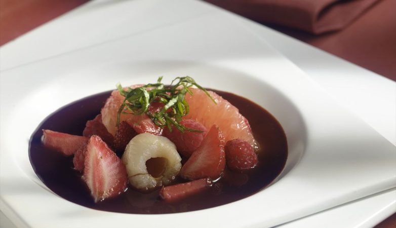 sopa de chocolate con ensalada de frutas y hierbas Merca2.es