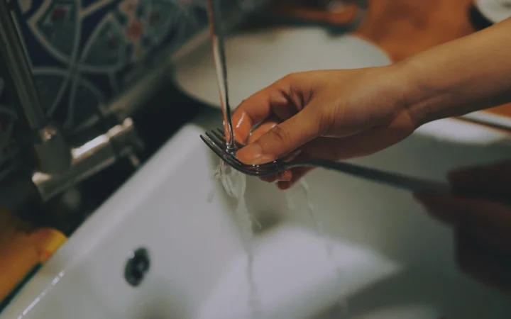 ¿Lavar a mano o en lavavajillas? esto es lo que sale más barato 54 Merca2.es tenedor Merca2.es