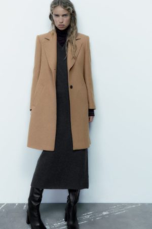 Zara: el abrigo con un 37% de descuento que parece de marca 10 Merca2.es zara 7 Merca2.es
