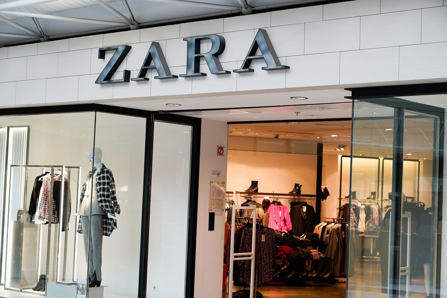 Abrigos de Zara con un diseño rompedor a precio de chollo