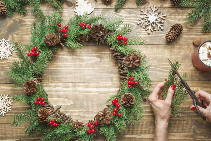 Una clásica corona o centro navideño