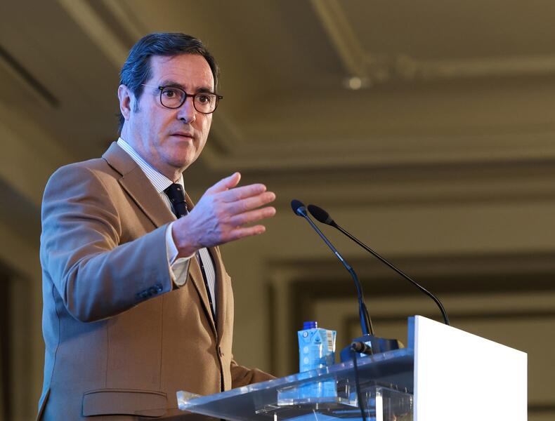 Garamendi dice que los sindicatos plantean «una situación imposible» para subir el salario