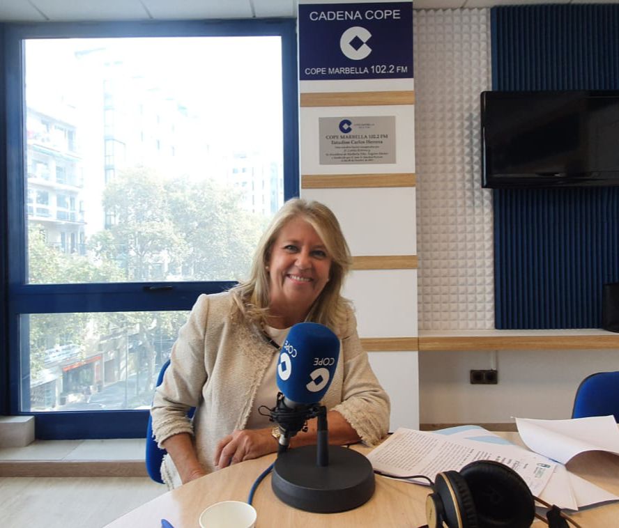 La alcaldesa de Marbella abre la Navidad en la emisora pirata de COPE