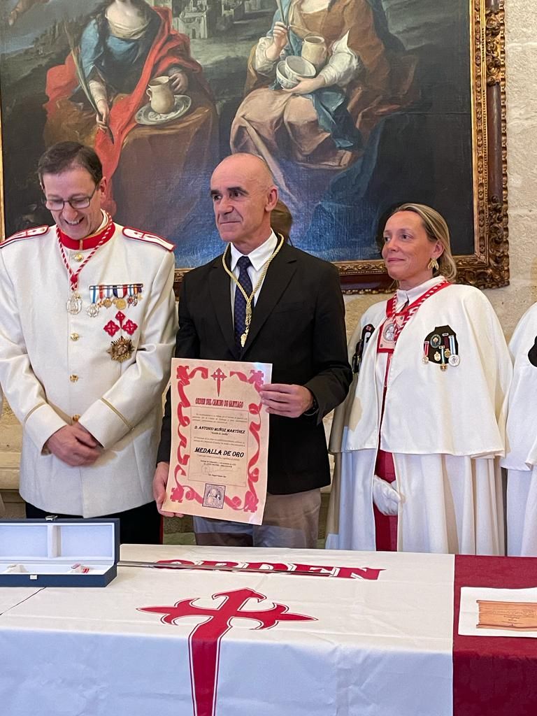 El Alcalde de Sevilla junto con el Gran Maestre y Ana de la Pea 002 Merca2.es