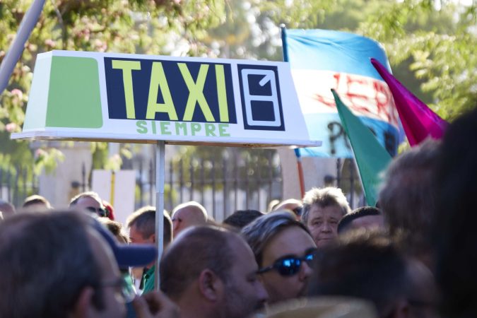 El IVA de Bruselas aboca a las VTC a subir los precios 1 Merca2.es EuropaPress 4711667 detalle taximetro concentracion sector taxi puertas parlamento andaluz 28 Merca2.es