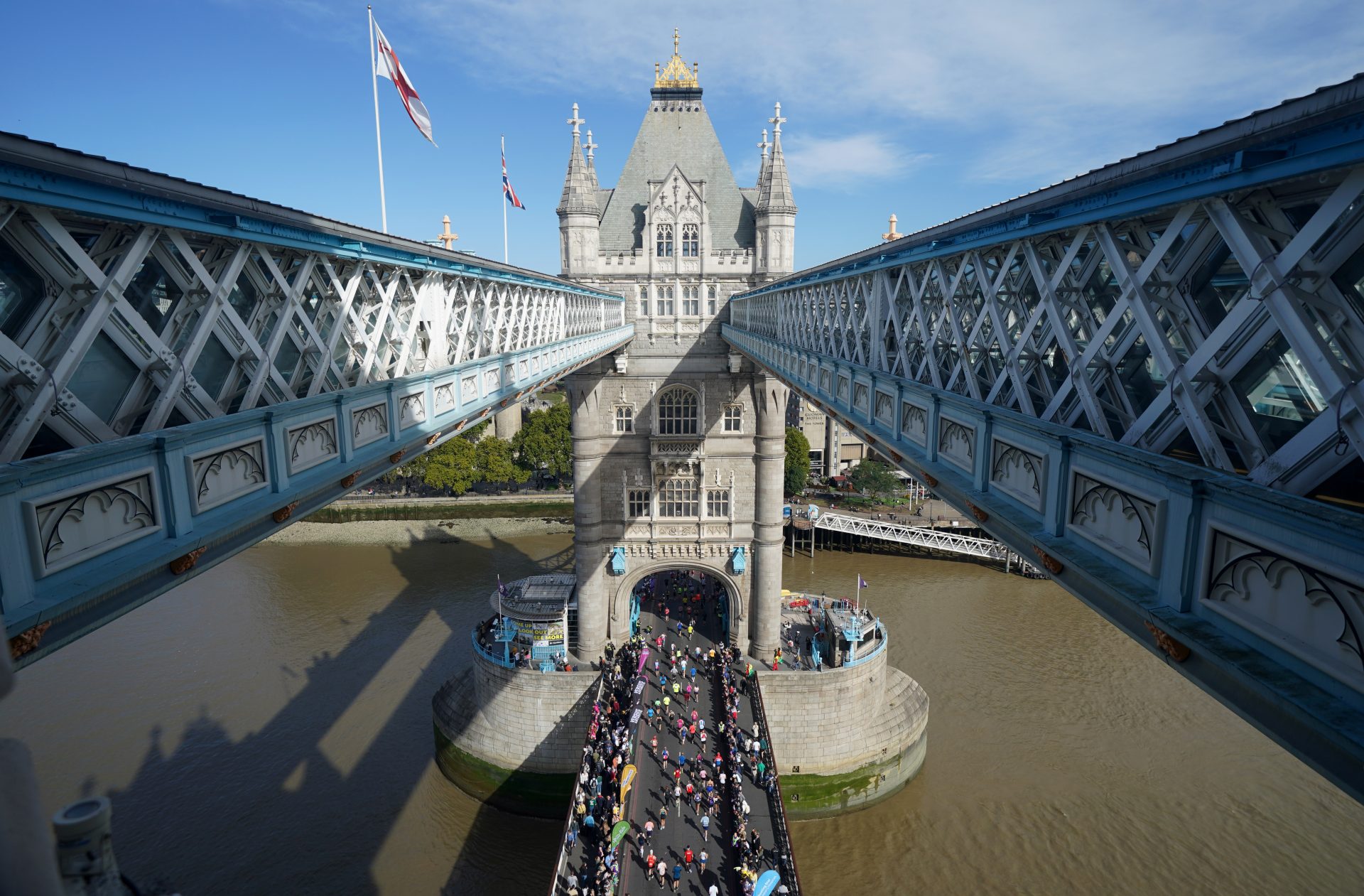 EuropaPress 4719865 02 october 2022 united kingdom london runners make their way over tower Merca2.es