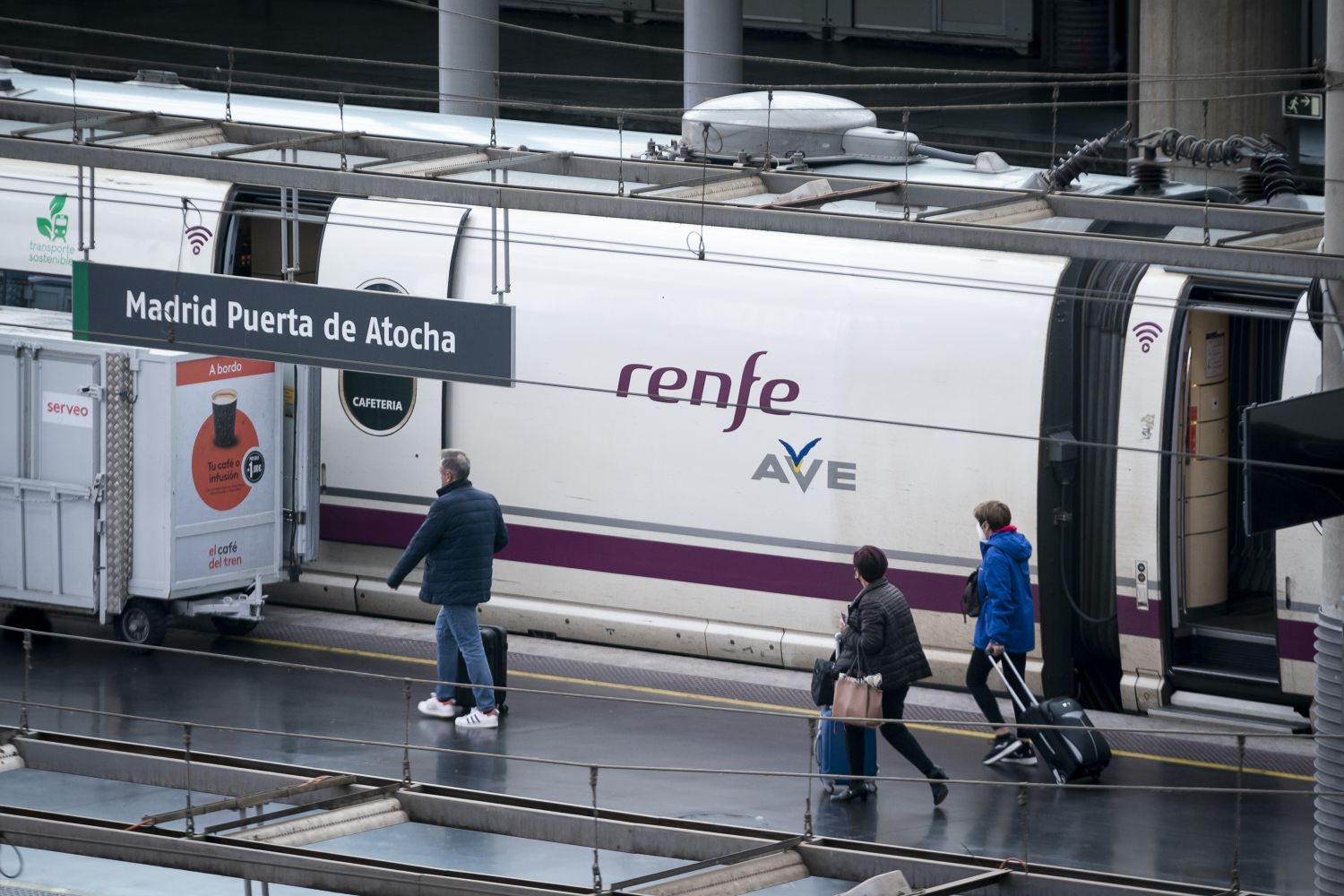 Renfe refuerza el AVE de Valencia para defender sus Navidades