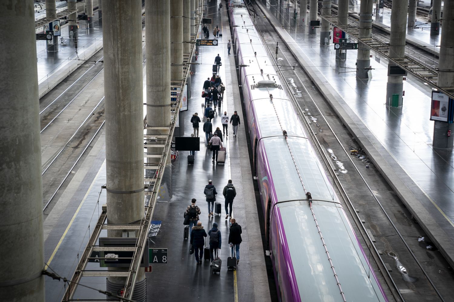 Renfe reabre su sala club e invierte en lujo para justificar los precios del AVE