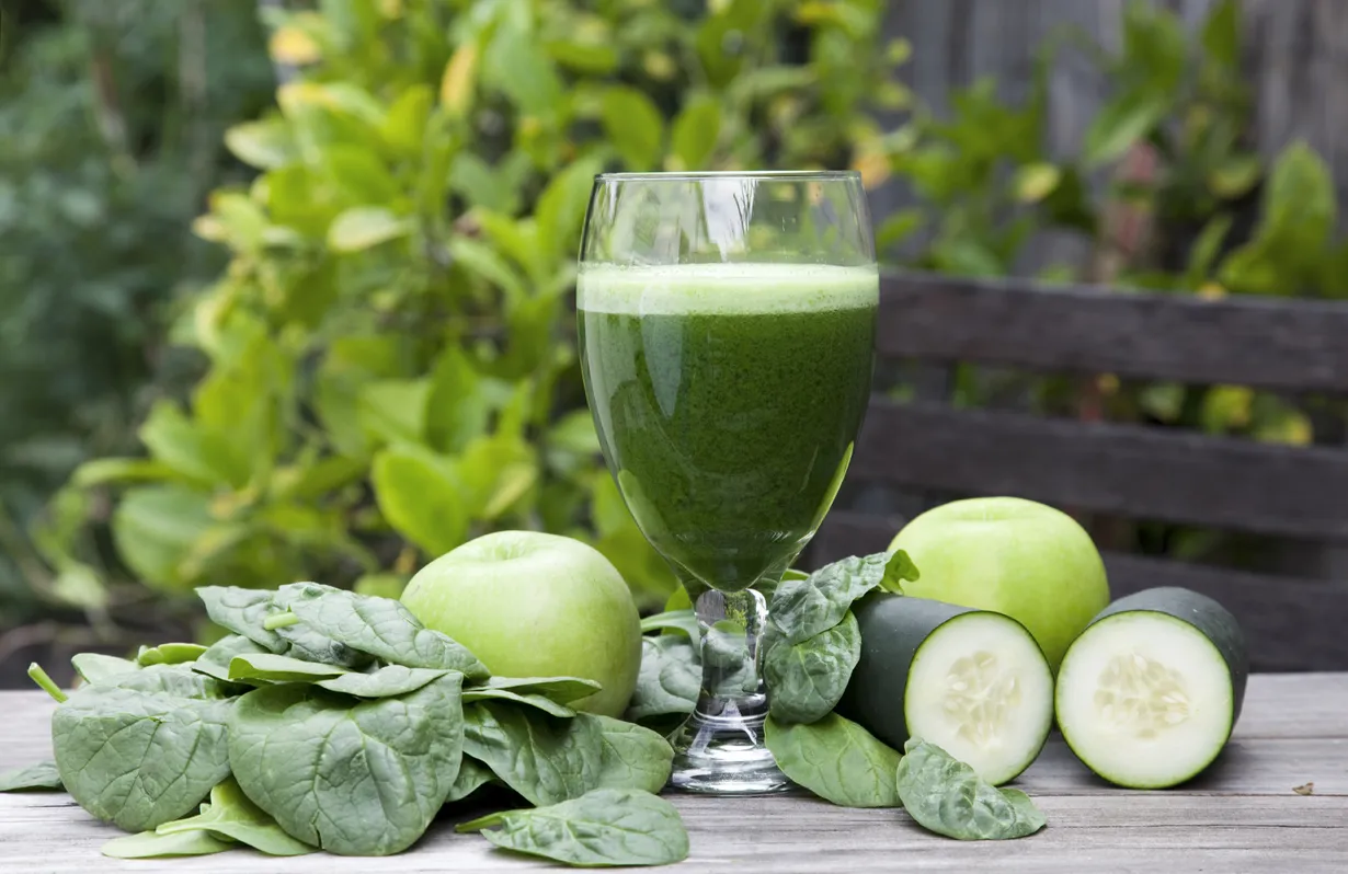 Jugo de espinacas y manzana