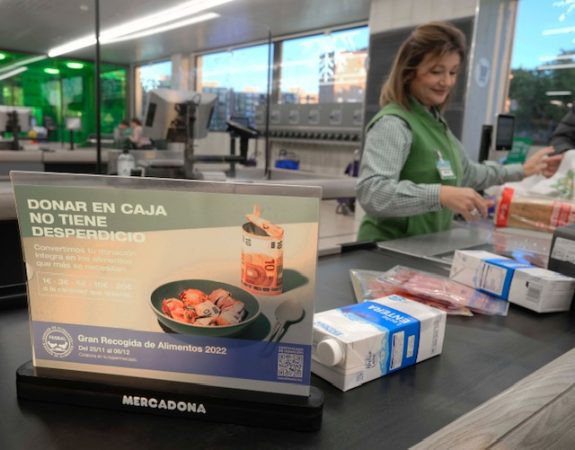 Linea de caja en una tienda de Mercadona durante la Gran Recogida de Alimentos Merca2.es
