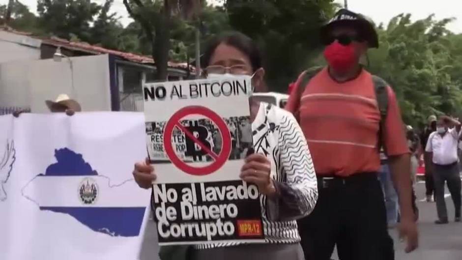 Salvadoreña en contra del la Ley del Bitcoin de El Salvador 