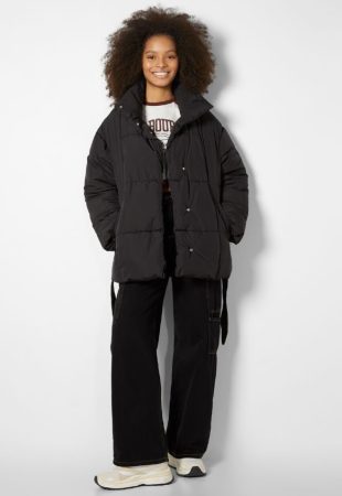 Abrigo puffy de nylon con cinturón de Bershka