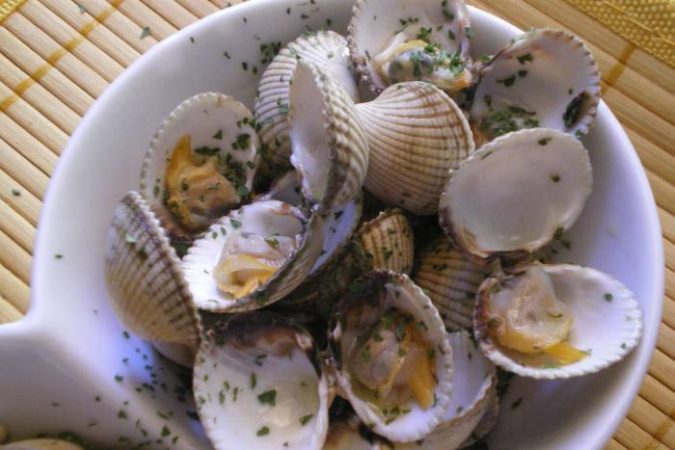 La receta de berberechos al ajillo que está para chuparse los dedos 1 Merca2.es Receta de los berberechos al ajillo