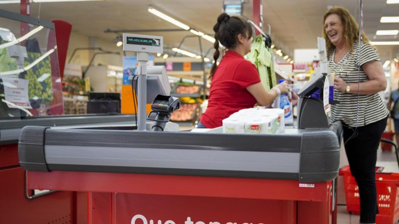 Dia, Lidl y Carrefour suman más de 24.000 millones al PIB y generan cerca de 340.000 empleos en España en 2024 2 Merca2.es bolsas dia supermercado Merca2.es