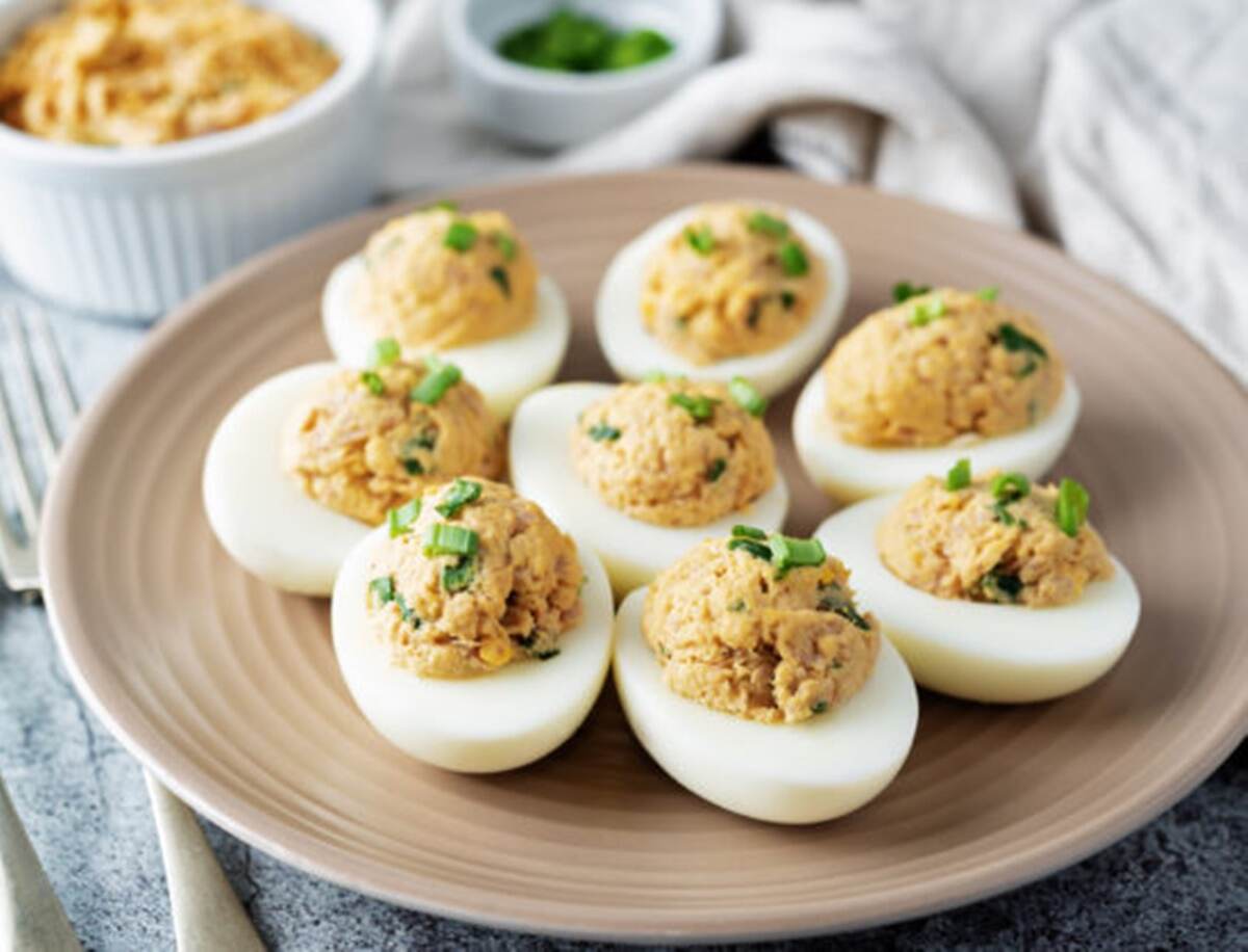 Huevos rellenos de atún: el entrante con el que triunfarás esta Navidad
