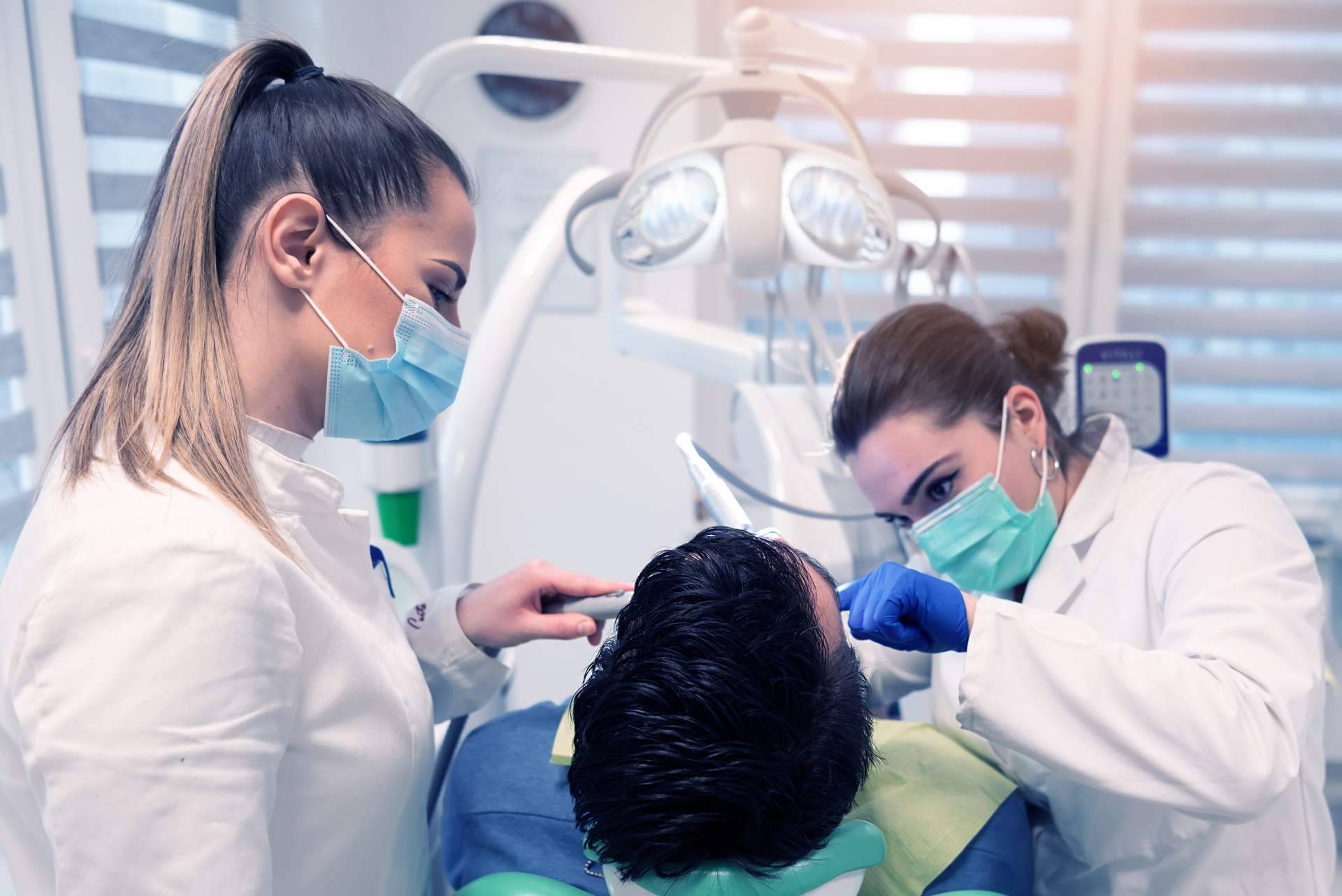 Los expertos de Clínica Dental Delgado explican qué es la rehabilitación dental